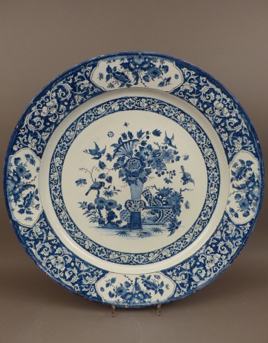 Céramiques, Porcelaines  - Grand plat en faïence de Rouen, fabrique Poterat, dernier quart du XVIIe siècle