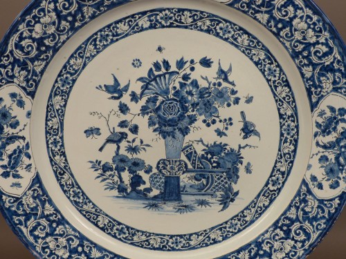 Louis XIV - Grand plat en faïence de Rouen, fabrique Poterat, dernier quart du XVIIe siècle