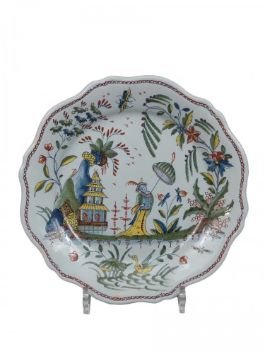 Assiette en faïence de Rouen du milieu du XVIIIe siècle