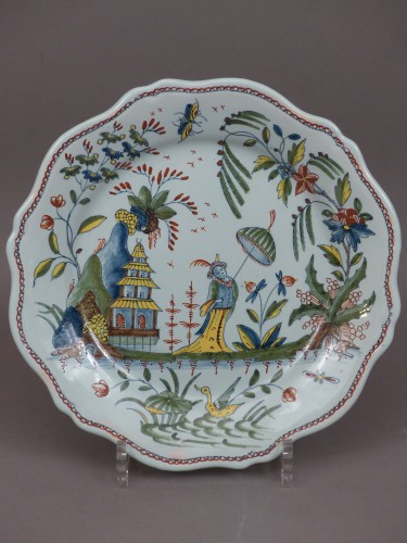 Assiette en faïence de Rouen du milieu du XVIIIe siècle - Céramiques, Porcelaines Style Louis XV