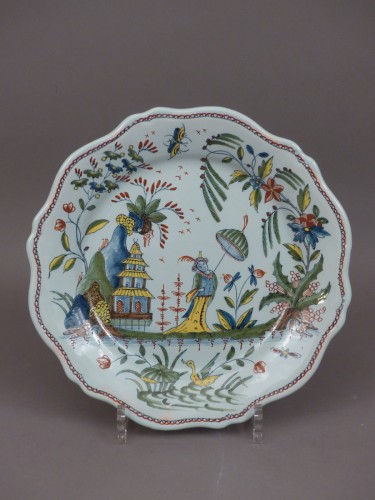 Céramiques, Porcelaines  - Assiette en faïence de Rouen du milieu du XVIIIe siècle