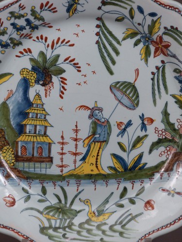 XVIIIe siècle - Assiette en faïence de Rouen du milieu du XVIIIe siècle