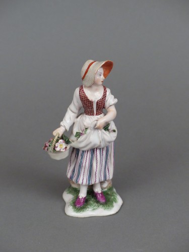 18th century - Figure of a flower seller, Niderviller 18th century 