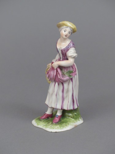 Figure of a young peasant girl, Niderviller 18th century  - Porcelain & Faience Style Louis XV