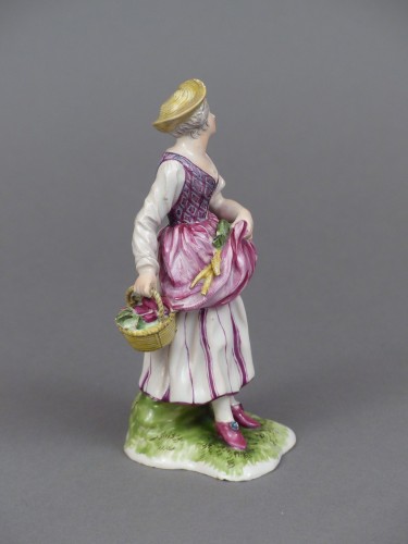 Figure of a young peasant girl, Niderviller 18th century  - 