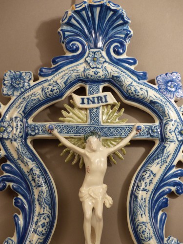 Céramiques, Porcelaines  - Grand bénitier en faïence de Marseille XVIIIe