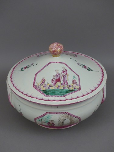 Céramiques, Porcelaines  - Pot à oille en faïence de Moustiers, fabrique Ferrat XVIIIe siècle