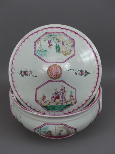 XVIIIe siècle - Pot à oille en faïence de Moustiers, fabrique Ferrat XVIIIe siècle