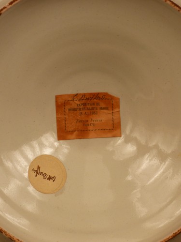 Antiquités - Pot à oille en faïence de Moustiers, fabrique Ferrat XVIIIe siècle