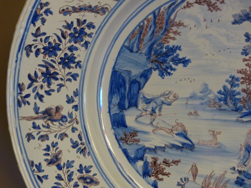 Antiquités - Large Nevers earthenware dish from the 17th century