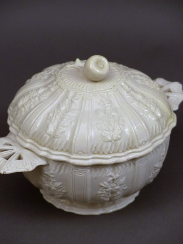 18th century fine faience pot from Pont aux Choux - Porcelain & Faience Style Louis XV