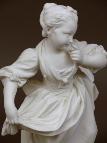 Antiquités - La petite fille au tablier, biscuit de Sèvres 18e siècle