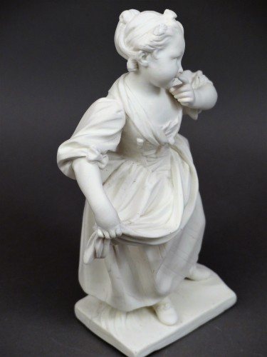 Antiquités - La petite fille au tablier, biscuit de Sèvres 18e siècle