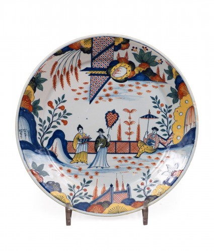 Assiette aux "3 chinois" à la haie aux croisillons rouges, Rouen 1735-1740