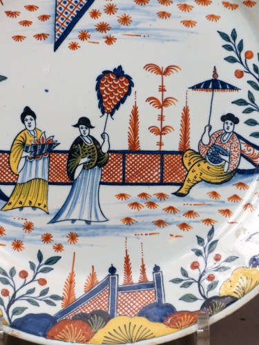 Assiette aux "3 chinois" à la haie aux croisillons rouges, Rouen 1735-1740 - Céramiques, Porcelaines Style Louis XV