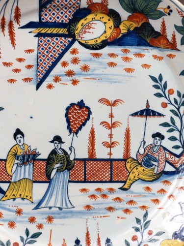 Céramiques, Porcelaines  - Assiette aux "3 chinois" à la haie aux croisillons rouges, Rouen 1735-1740