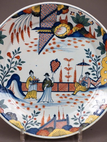 Assiette aux "3 chinois" à la haie aux croisillons rouges, Rouen 1735-1740 - Le Cabinet d'Amateur