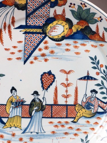 XVIIIe siècle - Assiette aux "3 chinois" à la haie aux croisillons rouges, Rouen 1735-1740