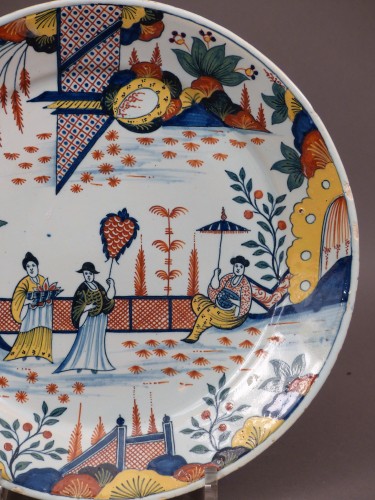 Assiette aux "3 chinois" à la haie aux croisillons rouges, Rouen 1735-1740 - Louis XV
