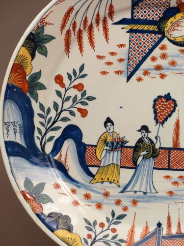 Louis XV - Assiette aux "3 chinois" à la haie aux croisillons rouges, Rouen 1735-1740