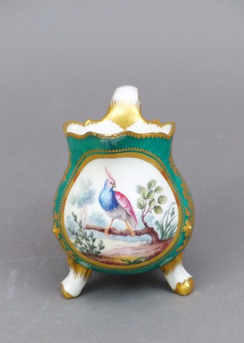 Un pot à lait en porcelaine tendre de Sèvres, XVIIIe siècle - Céramiques, Porcelaines Style 