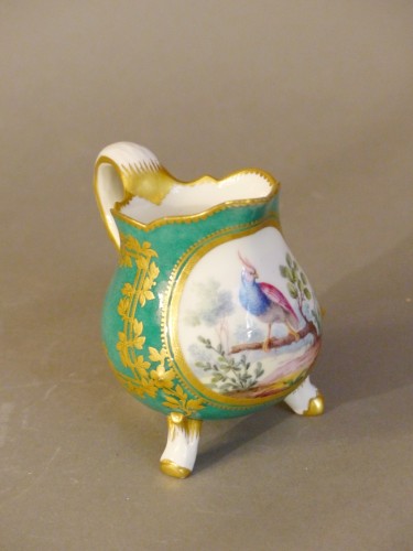 Céramiques, Porcelaines  - Un pot à lait en porcelaine tendre de Sèvres, XVIIIe siècle