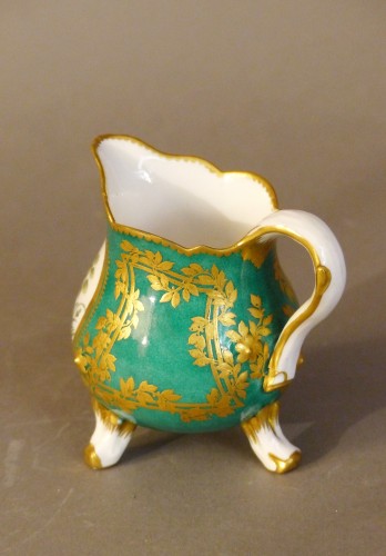Un pot à lait en porcelaine tendre de Sèvres, XVIIIe siècle - Le Cabinet d'Amateur