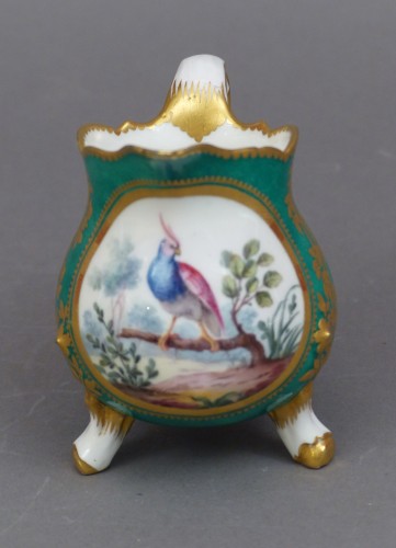  - Un pot à lait en porcelaine tendre de Sèvres, XVIIIe siècle