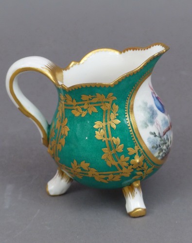 Antiquités - Un pot à lait en porcelaine tendre de Sèvres, XVIIIe siècle