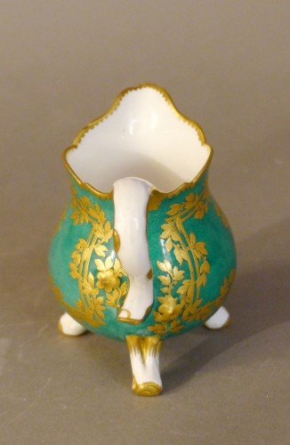 Antiquités - Un pot à lait en porcelaine tendre de Sèvres, XVIIIe siècle
