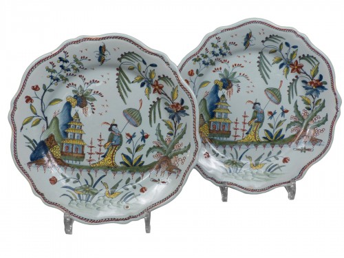 Paire d"assiettes en faïence de Rouen, milieu 18e siècle