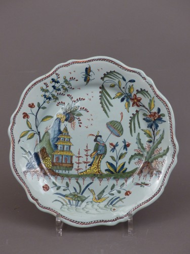 Paire d"assiettes en faïence de Rouen, milieu 18e siècle - Céramiques, Porcelaines Style Louis XV