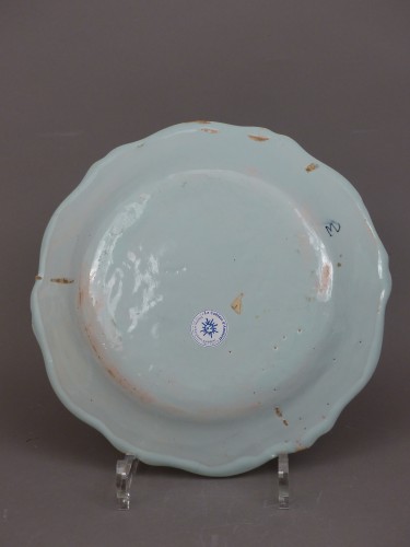 Céramiques, Porcelaines  - Paire d"assiettes en faïence de Rouen, milieu 18e siècle