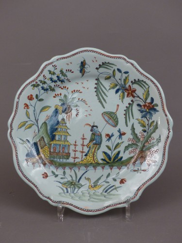 Antiquités - Paire d"assiettes en faïence de Rouen, milieu 18e siècle
