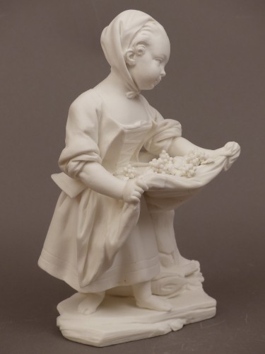 Céramiques, Porcelaines  - La petite fille au tablier, biscuit en porcelaine tendre Sèvres 18e siècle