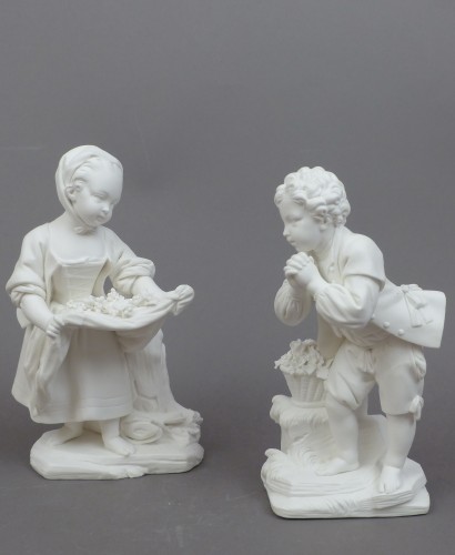 La petite fille au tablier, biscuit en porcelaine tendre Sèvres 18e siècle - 