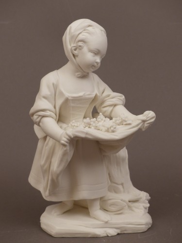  - La petite fille au tablier, biscuit en porcelaine tendre Sèvres 18e siècle