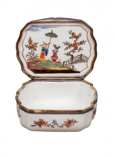 Tabatière en porcelaine tendre de Saint-Cloud 1738-1744