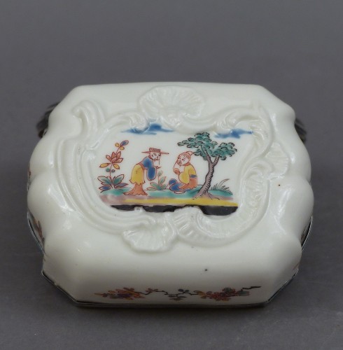 Tabatière en porcelaine tendre de Saint-Cloud 1738-1744 - Céramiques, Porcelaines Style Louis XV