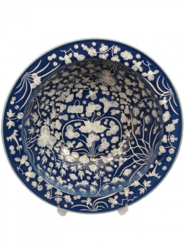 A large Chinese porcelain basin from the late 17th century