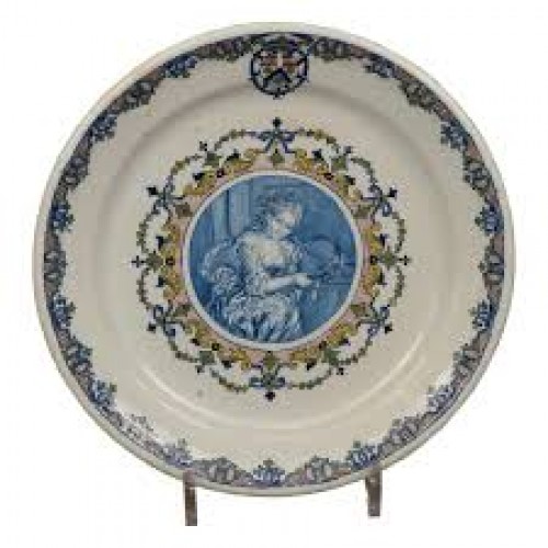 Plat en faïence de Rouen du service de Bernart d'Avernes vers 1735