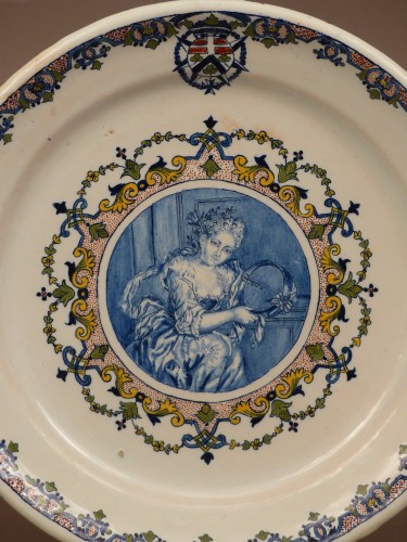 Plat en faïence de Rouen du service de Bernart d'Avernes vers 1735 - Céramiques, Porcelaines Style Louis XV