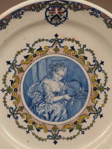 Céramiques, Porcelaines  - Plat en faïence de Rouen du service de Bernart d'Avernes vers 1735