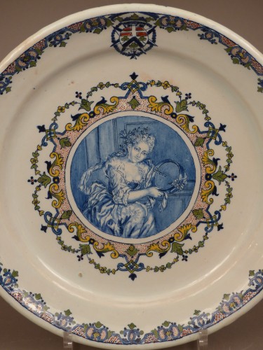 Plat en faïence de Rouen du service de Bernart d'Avernes vers 1735 - Le Cabinet d'Amateur