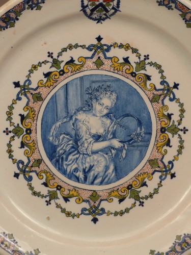 XVIIIe siècle - Plat en faïence de Rouen du service de Bernart d'Avernes vers 1735