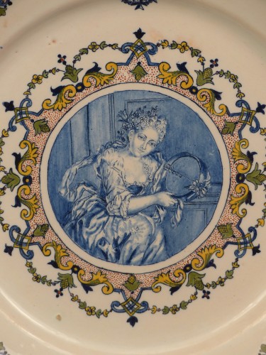 Plat en faïence de Rouen du service de Bernart d'Avernes vers 1735 - Louis XV