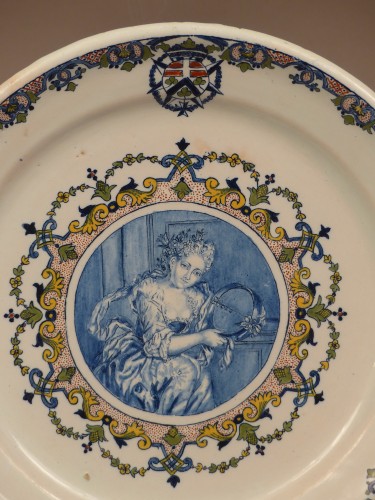 Louis XV - Plat en faïence de Rouen du service de Bernart d'Avernes vers 1735