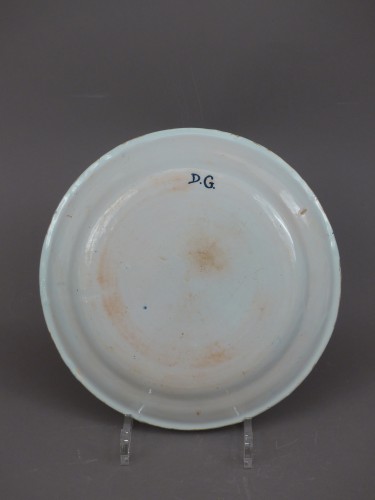 Antiquités - Plat en faïence de Rouen du service de Bernart d'Avernes vers 1735