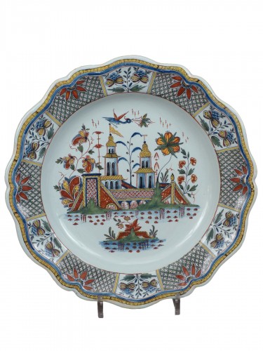 Plat en faïence de Rouen, décor à la pagode vers 1735