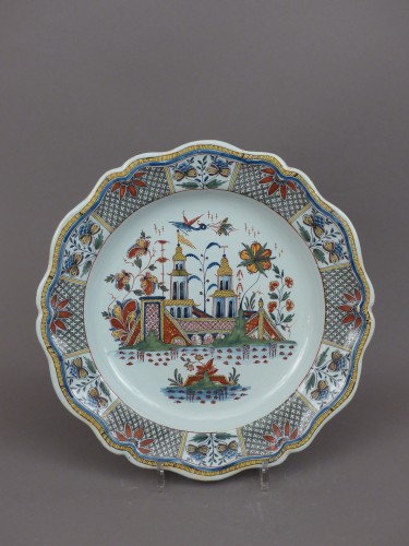 Plat en faïence de Rouen, décor à la pagode vers 1735 - Céramiques, Porcelaines Style Louis XV